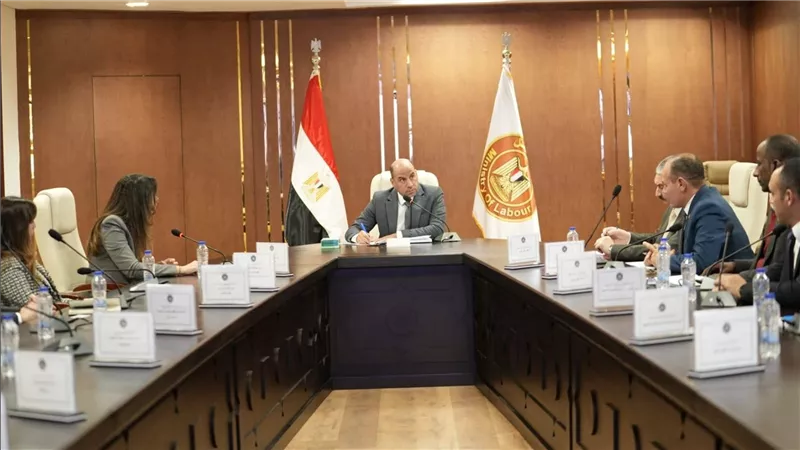 وزير العمل يبحث حماية عمال توصيل الطلبات وتطبيق معايير السلامة