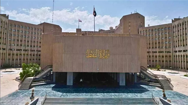 العراق يبدأ تصدير النفط بريًا عبر سوريا بعد تعطل مضيق هرمز