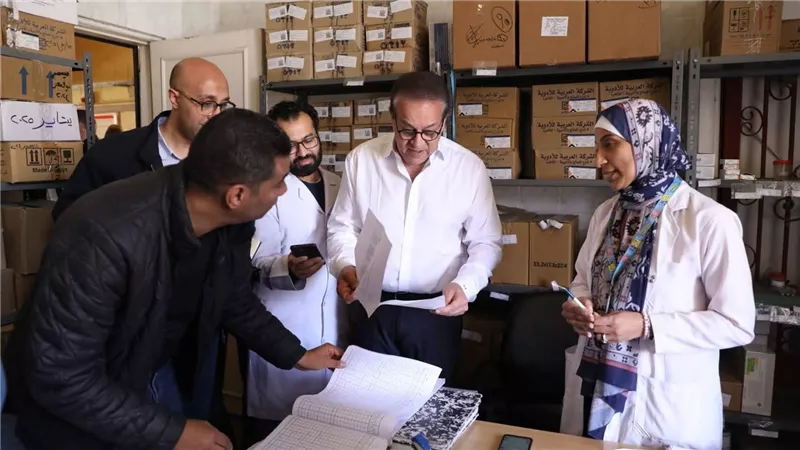 وزير الصحة يغير مسار جولته بزيارة مفاجئة لمركز طبي بمدينة بدر.. تفاصيل