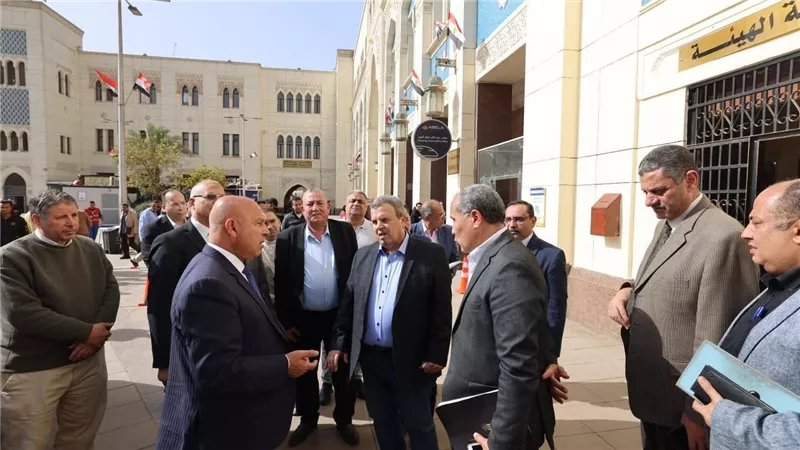كامل الوزير يتفقد محطة رمسيس ويكرم 22 عاملاً