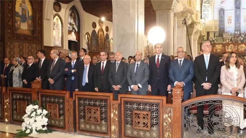 وزير العمل يشارك في قداس عيد القيامة ويهنئ البابا تواضروس