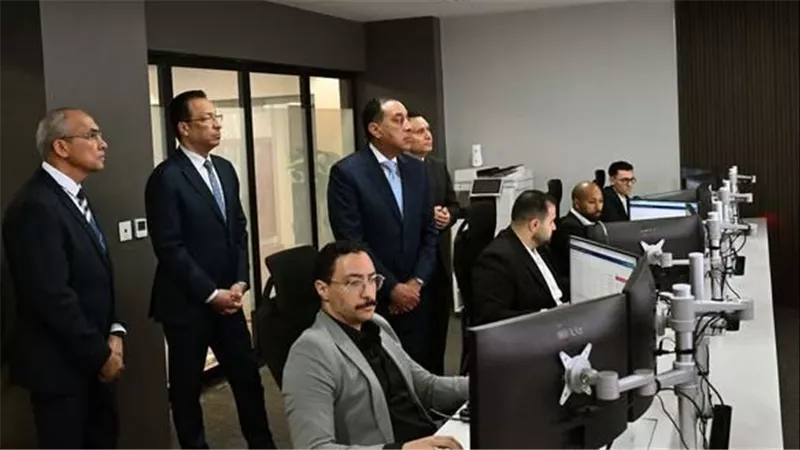 مدبولي من مركز التحكم والسيطرة بالعاصمة الجديدة: الدولة تمضي نحو التحول الرقمي