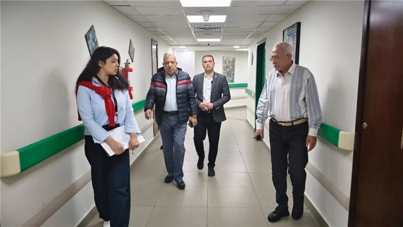 وزير الكهرباء يفاجئ مستشفى ألماظة ويتابع انتظام الخدمة الطبية خلال الإجازات الرسمية