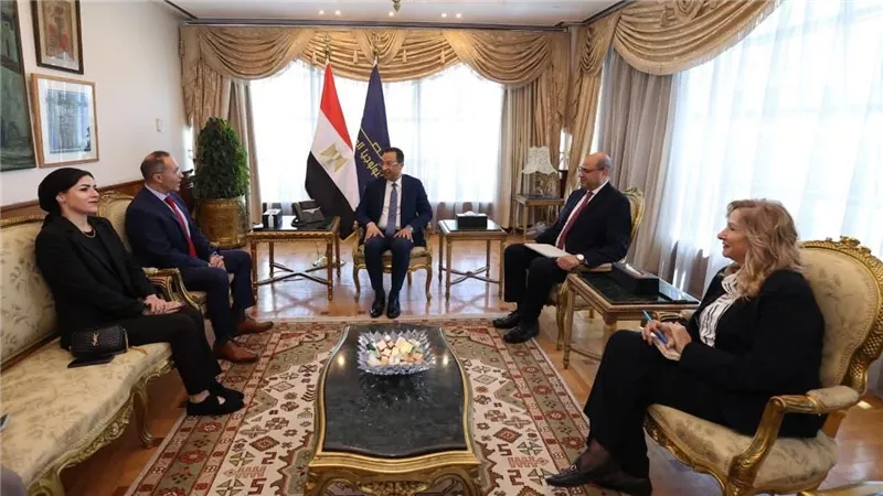 وزير الاتصالات يبحث مع شركة إنتل تعزيز التعاون في مجالات الذكاء الاصطناعي والأمن السيبراني 