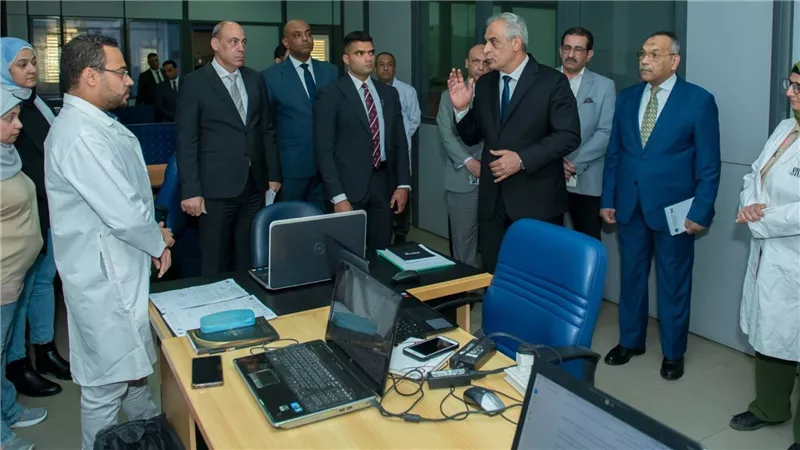 وزير الإنتاج الحربي يتفقد مركز التميز العلمي ويوجه بتعظيم المخرجات البحثية