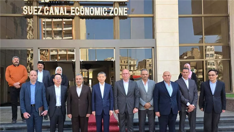 اقتصادية قناة السويس تبحث مع السفير الصيني فرص الاستثمار بالموانئ