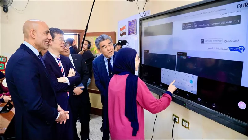 جولة تفقدية لـ وزير التعليم والوفد الياباني لمتابعة ابتكارات طالبات مدرسة الأورمان