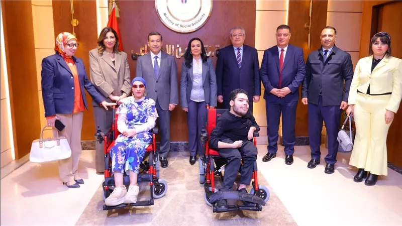 التضامن وبنك التعمير والإسكان يوزعان أجهزة تعويضية لطلاب الجامعات من ذوي الإعاقة (صور)