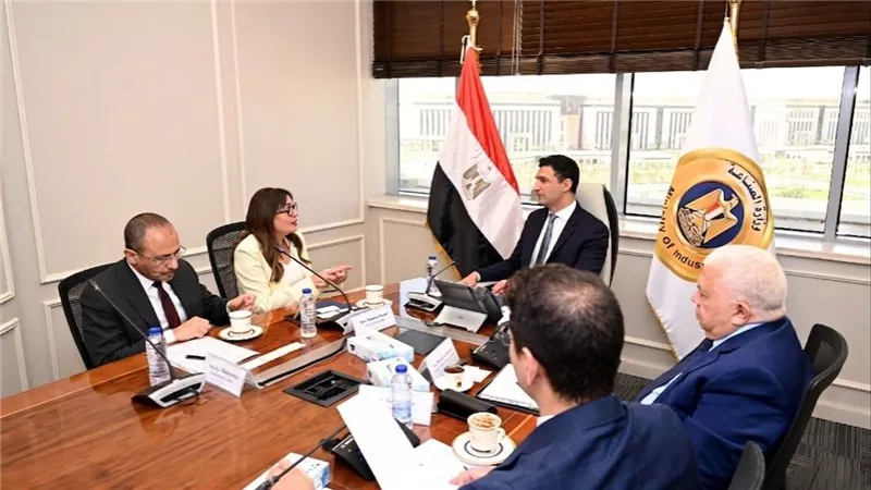 وزير الصناعة يبحث حلول الطاقة المتجددة للمصانع مع احدى الشركات