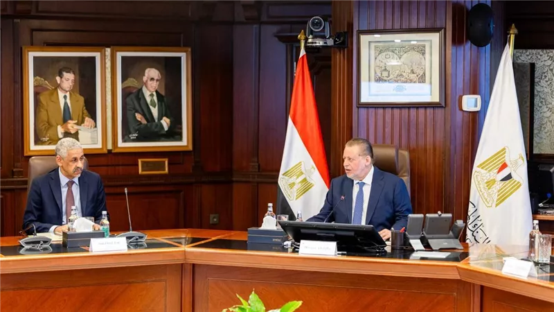 محافظ البنك المركزي يلتقي رئيس مجموعة بنك التنمية الإفريقي الجديد لبحث أوجه التعاون المستقبلي بين الجانبين