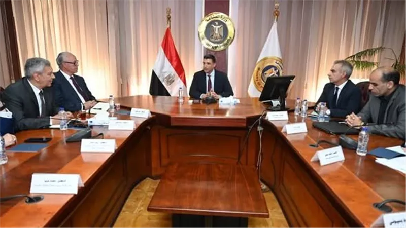 خالد هاشم يبحث مع 