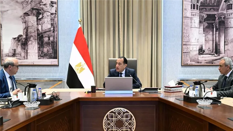 رئيس الوزراء يتابع خطط توسعة مطار القاهرة ويوجه بسرعة طرح الإدارة للقطاع الخاص