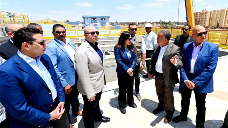 وزيرة الإسكان ومحافظ الفيوم يتفقدان توسعات محطة مياه العزب الجديدة