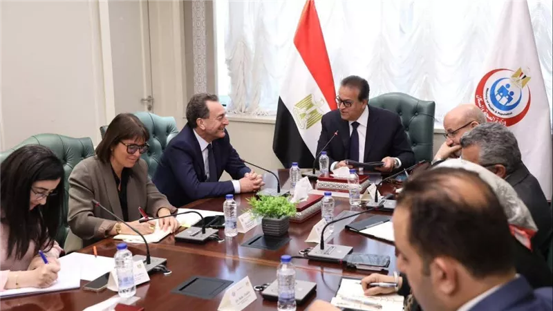 وزير الصحة يبحث مع السفير الفرنسي تعزيز علاج أطفال فلسطين المصابين بالأورام في مصر