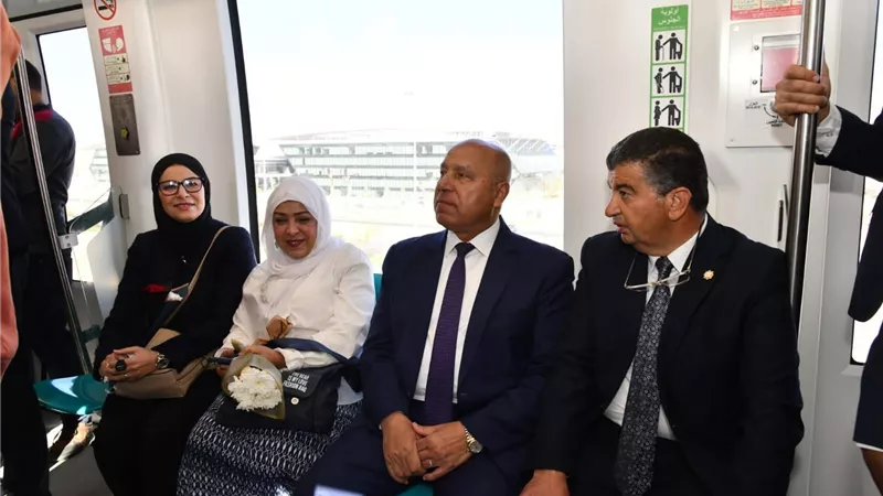 وزير النقل يفتتح تشغيل المرحلة الأولى من مونوريل شرق النيل ويستقله باتجاه العاصمة الإدارية