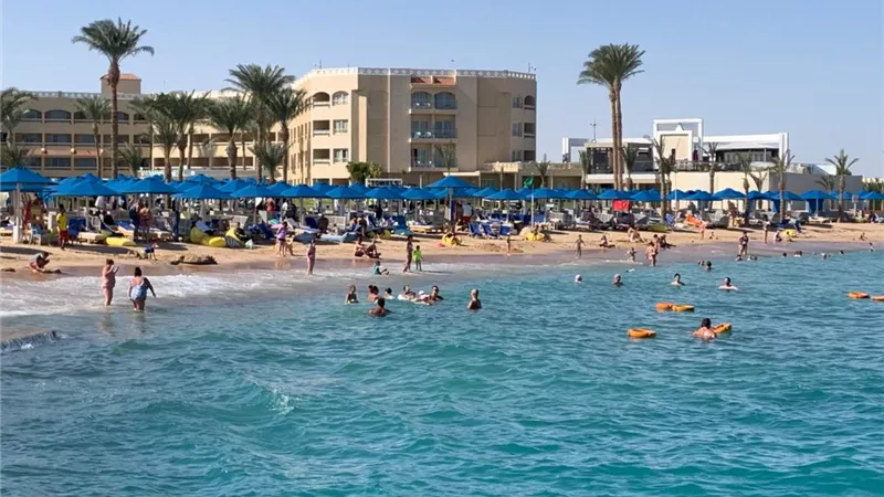 شواطئ الغردقة الاقتصادية تجذب المصيفين.. دخول يبدأ من 20 جنيهًا