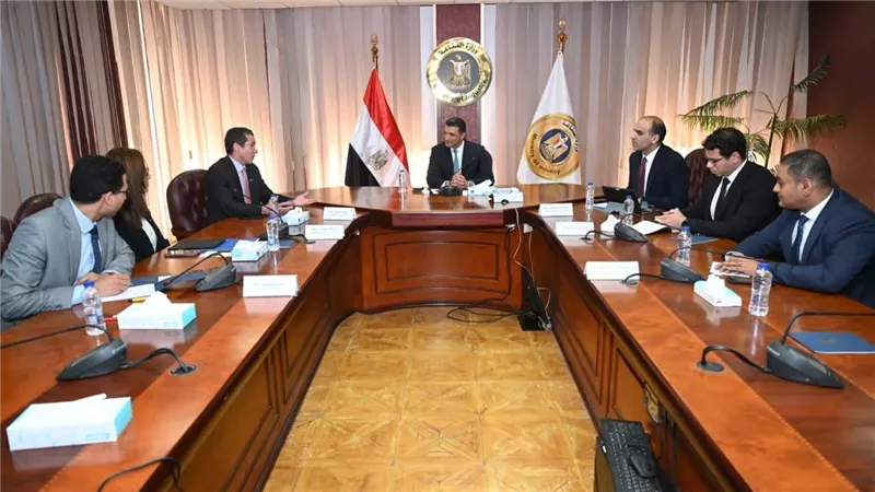 وزير الصناعة يبحث مع “سيمكس” العالمية خطط التوسع الصناعي والتحول للإنتاج منخفض الكربون