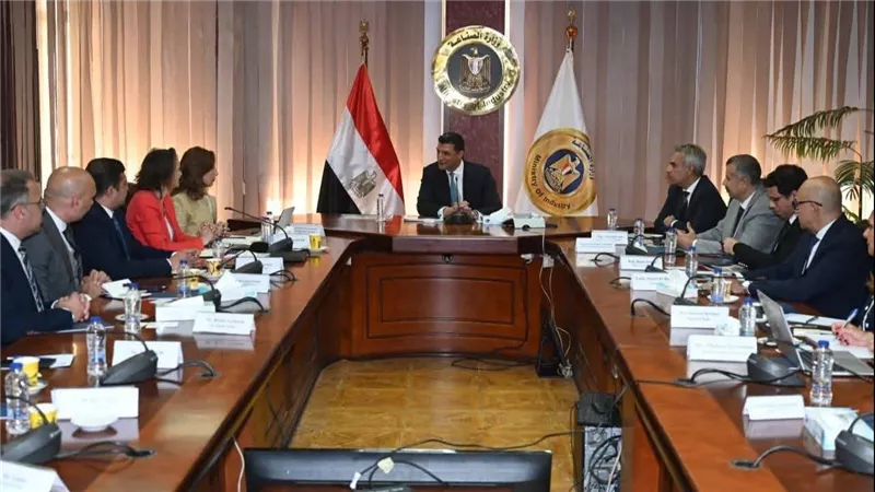 وزير الصناعة يبحث مع مجموعة غوروك التركية إنشاء مصنع لأدوات المائدة