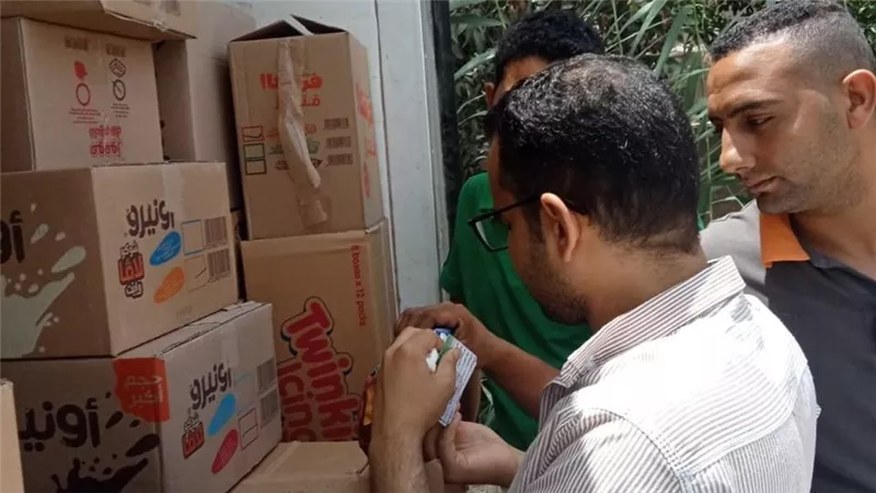 حملات تموينية بكفر الشيخ تضبط آلاف لترات البنزين وسلعًا قبل بيعها بالسوق السوداء