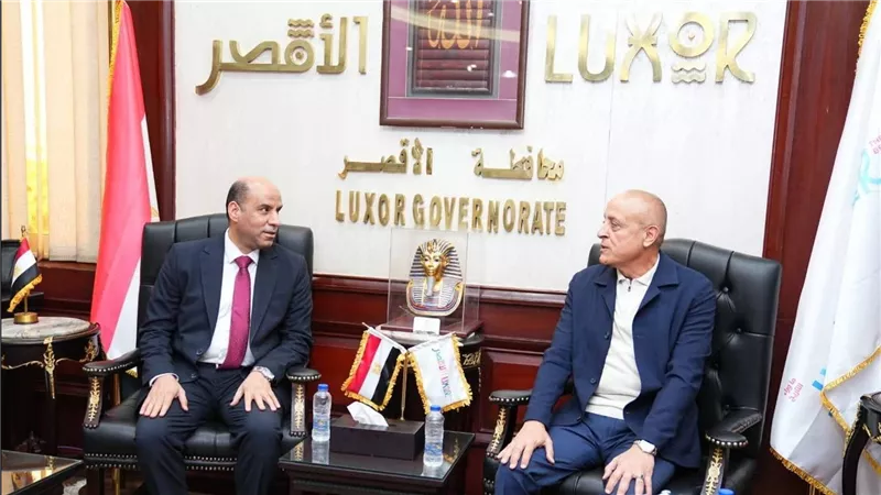 محافظ الأقصر يبحث مع وزير العمل تعزيز برامج التشغيل والتدريب المهني