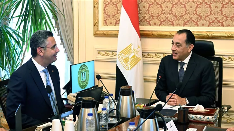 ضخ اللحوم والسلع بتخفيضات 25% .. مدبولي يتابع مع وزير التموين استعدادات عيد الأضحى