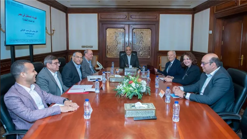 وزير الإنتاج الحربي يبحث مع خبير دولي توطين صناعة محطات الطاقة الشمسية
