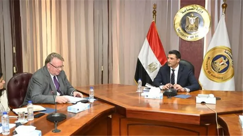 وزير الصناعة يبحث مع منظمة العمل الدولية مشروعات الإنتاجية والتشغيل والقرية المنتجة