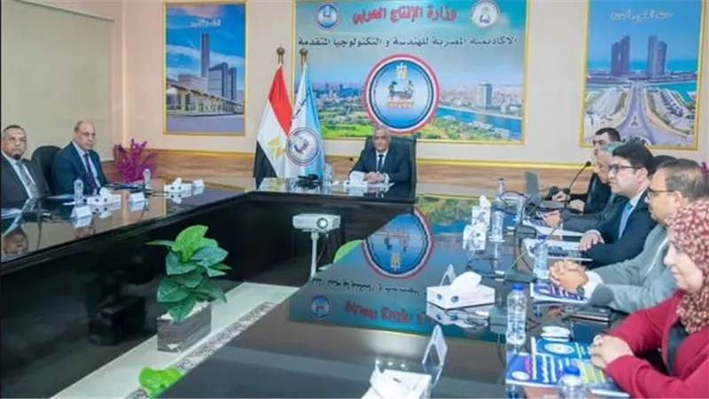 وزير الإنتاج الحربي يتابع مشروع الذراع الروبوتية لدعم التصنيع الذكي