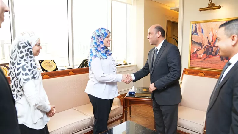 وزير العمل يحقق حلم بطلة مصر من ذوي الهمم راندا حسني ويوفر لها فرصة عمل
