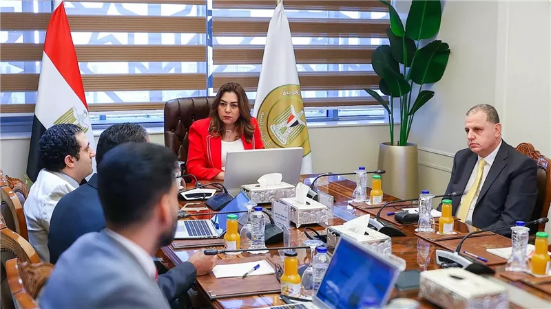 منال عوض تتابع رقمنة تراخيص المحال العامة وتوجه بتكثيف عمل المراكز التكنولوجية المتنقلة