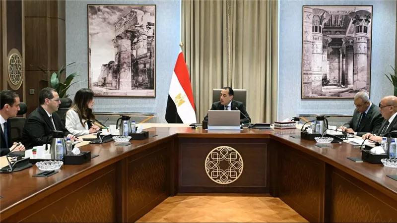 مدبولي يتابع مع وزيرة الإسكان تنظيم السوق العقارية ووضع ضوابط جديدة للمطورين