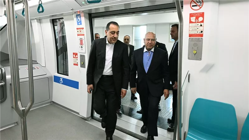 رئيس الوزراء يتفقد المرحلتين الأولى والثانية من مشروع مونوريل شرق النيل مستقلا أحد قطاراته