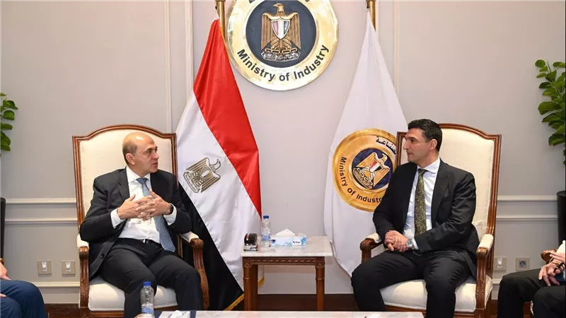 وزير الصناعة يبحث مع الغرفة الفرنسية جذب استثمارات جديدة ودعم الشركات المصرية