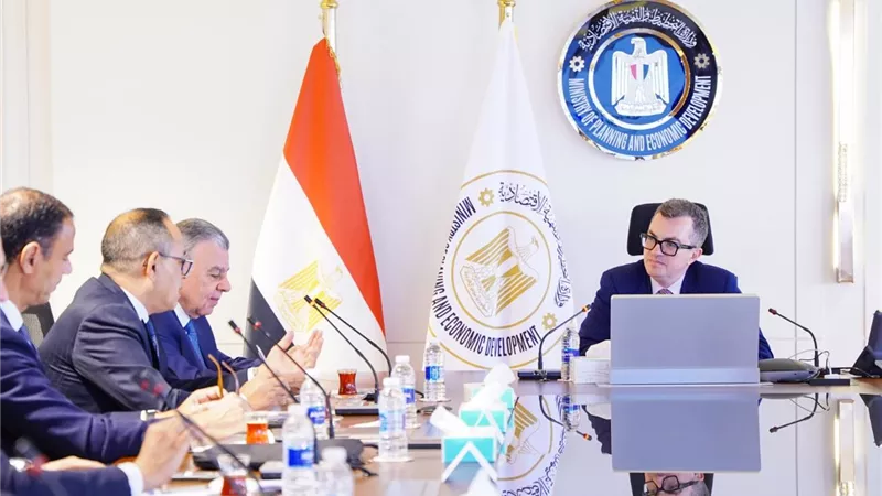 وزير التخطيط يلتقي قيادات شركتي 