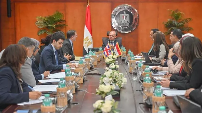 وزير الاستثمار يلتقي السفير البريطاني لتعزيز التعاون في مجالات الطاقة النظيفة