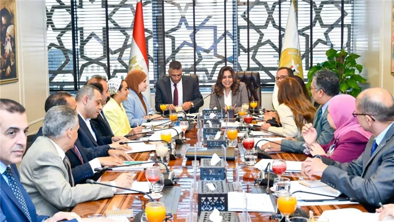منال عوض تترأس اجتماع 