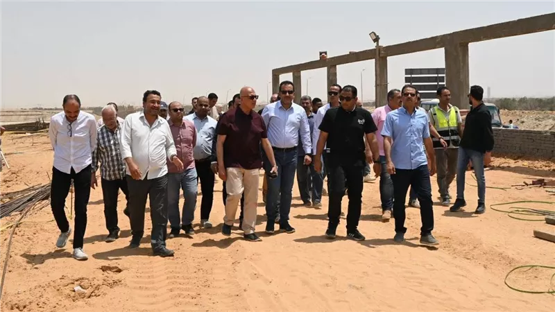 نائب وزيرة الإسكان للمرافق يتفقد مشروعات البنية التحتية والمرافق بمدينة العاشر من رمضان