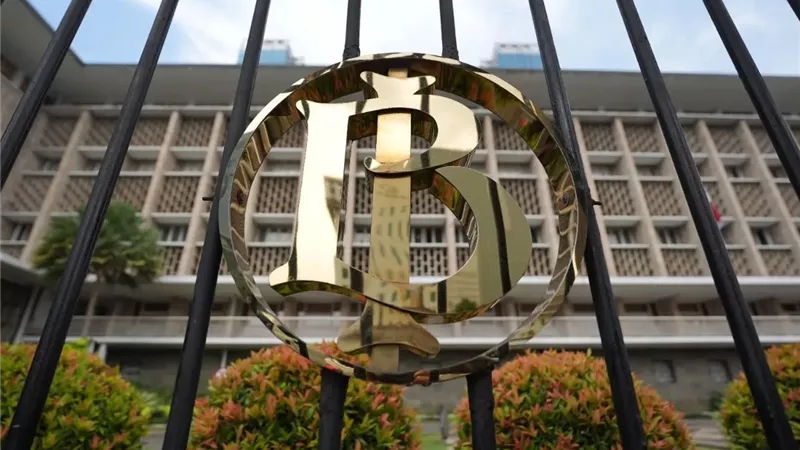 البنك المركزي الإندونيسي يضيق الخناق على المضاربات لحماية الروبية