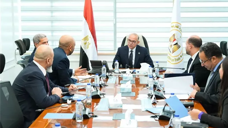 وزير الاستثمار يبحث مع «دي بي ورلد» التوسع في دعم الصادرات وتعزيز النفاذ للأسواق الإفريقية