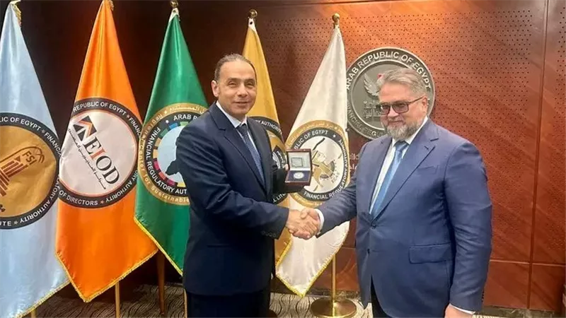 رئيس الرقابة المالية يبحث مع مسؤولي البنك المركزي الروسي تعزيز التعاون في قطاع التأمين