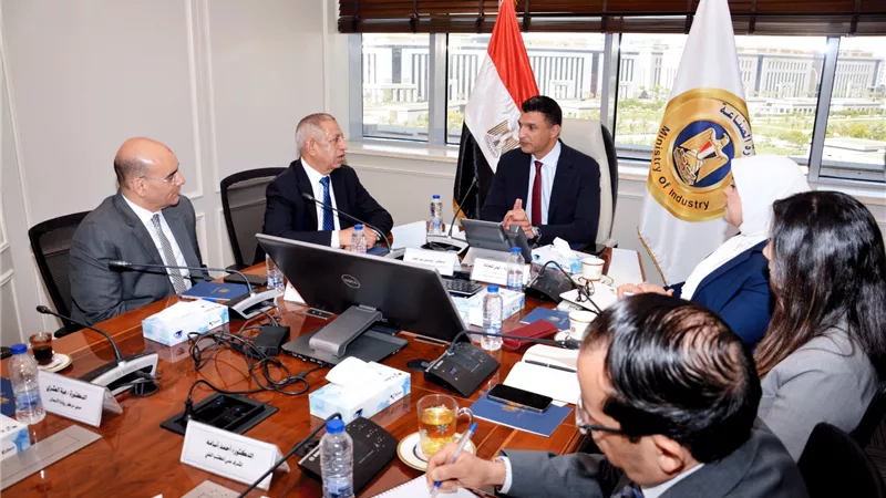 وزير الصناعة يبحث مع رئيس الأكاديمية العربية للعلوم والتكنولوجيا تعزيز التعاون في مجالات البحث العلمي