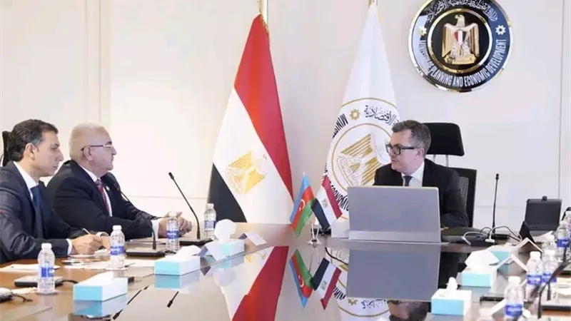 وزير التخطيط يبحث مع سفير أذربيجان صياغة مرحلة جديدة من الشراكة التنموية وتوسيع الاستثمارات