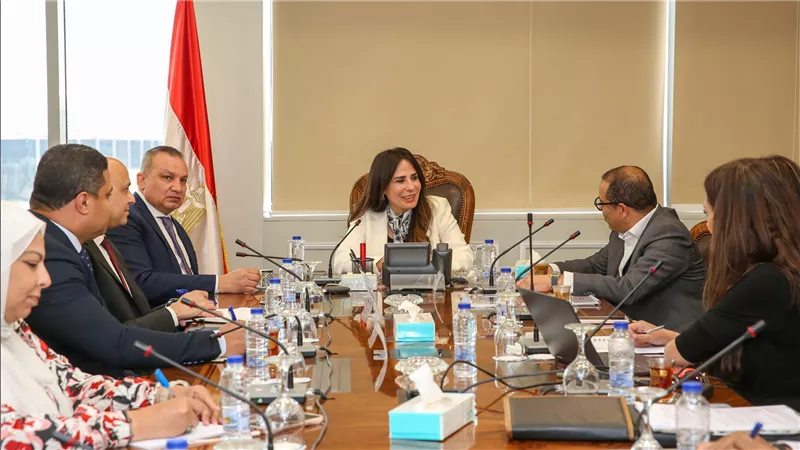 وزيرة الإسكان تبحث مع مسئولي شركة ‹الكازار» مقترح إنشاء مشروع “أوت ليت” تجاري بمدن شرق القاهرة
