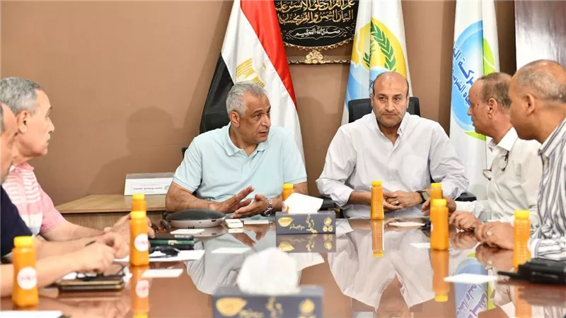 جمبلاط: سحب الأعمال من الشركات غير الملتزمة بمشروعات «حياة كريمة» في أسيوط
