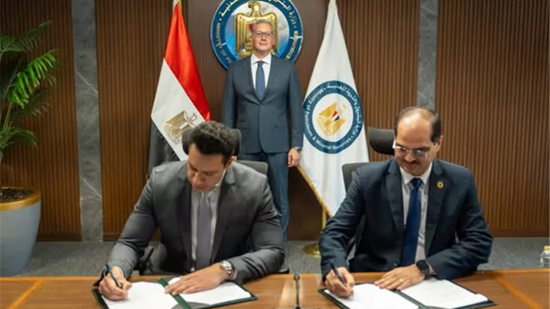 حوافز جديدة لاستكشاف الغاز.. البترول توقع اتفاقيات مع هاربور إنرجي وإيني لتعزيز الإنتاج