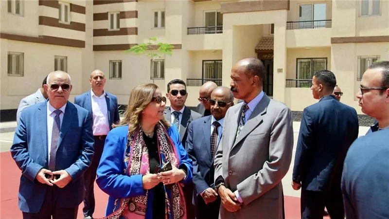 الرئيس الإريتري يزور وحدات المبادرة الرئاسية 