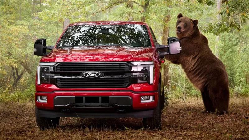 دب عملاق يهاجم شاحنة فورد F-150 في تجربة غير مسبوقة لاختبار الأنظمة الأمنية