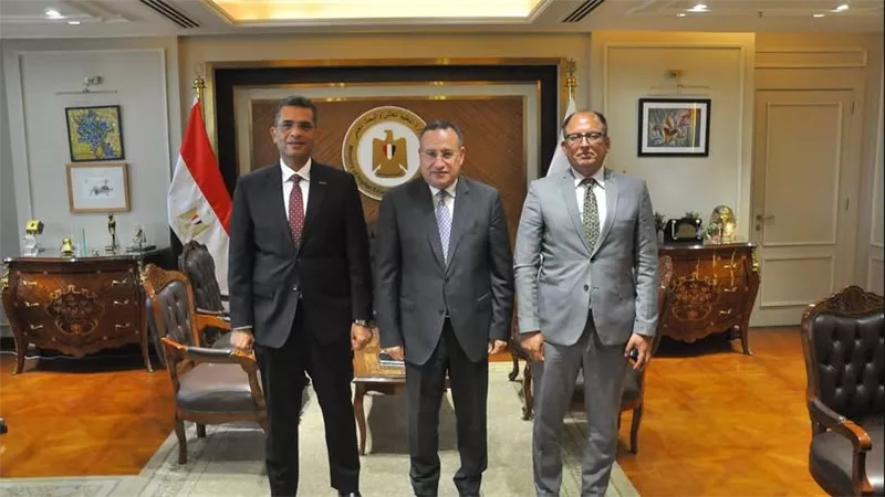 وزير التعليم العالي يبحث مع محافظ البحر الأحمر دعم مشروعات التنمية والطاقة