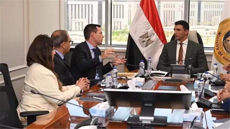 وزير الصناعة يبحث توسعات 