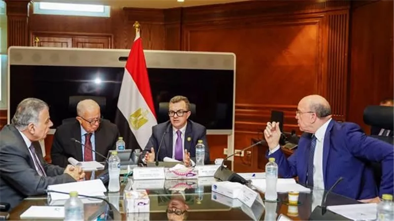 وزير التخطيط يترأس اجتماع لجنة الاستثمار ببنك الاستثمار القومي